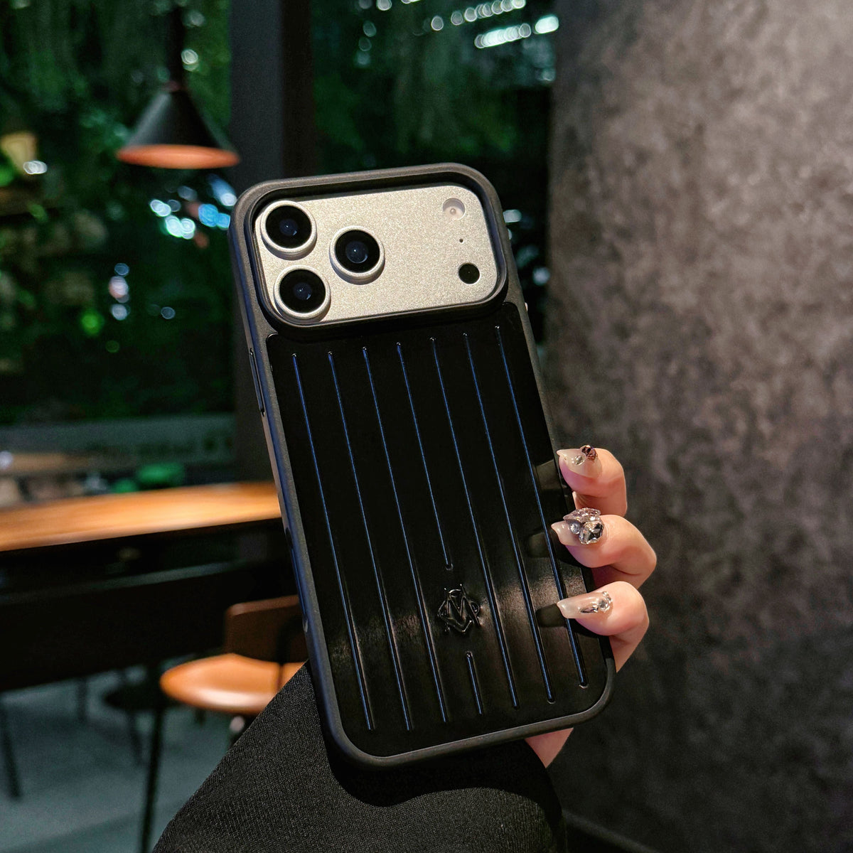 Husă pentru iPhone cu armură metalică cu nervuri – Protecție elegantă, inspirată de călătorii