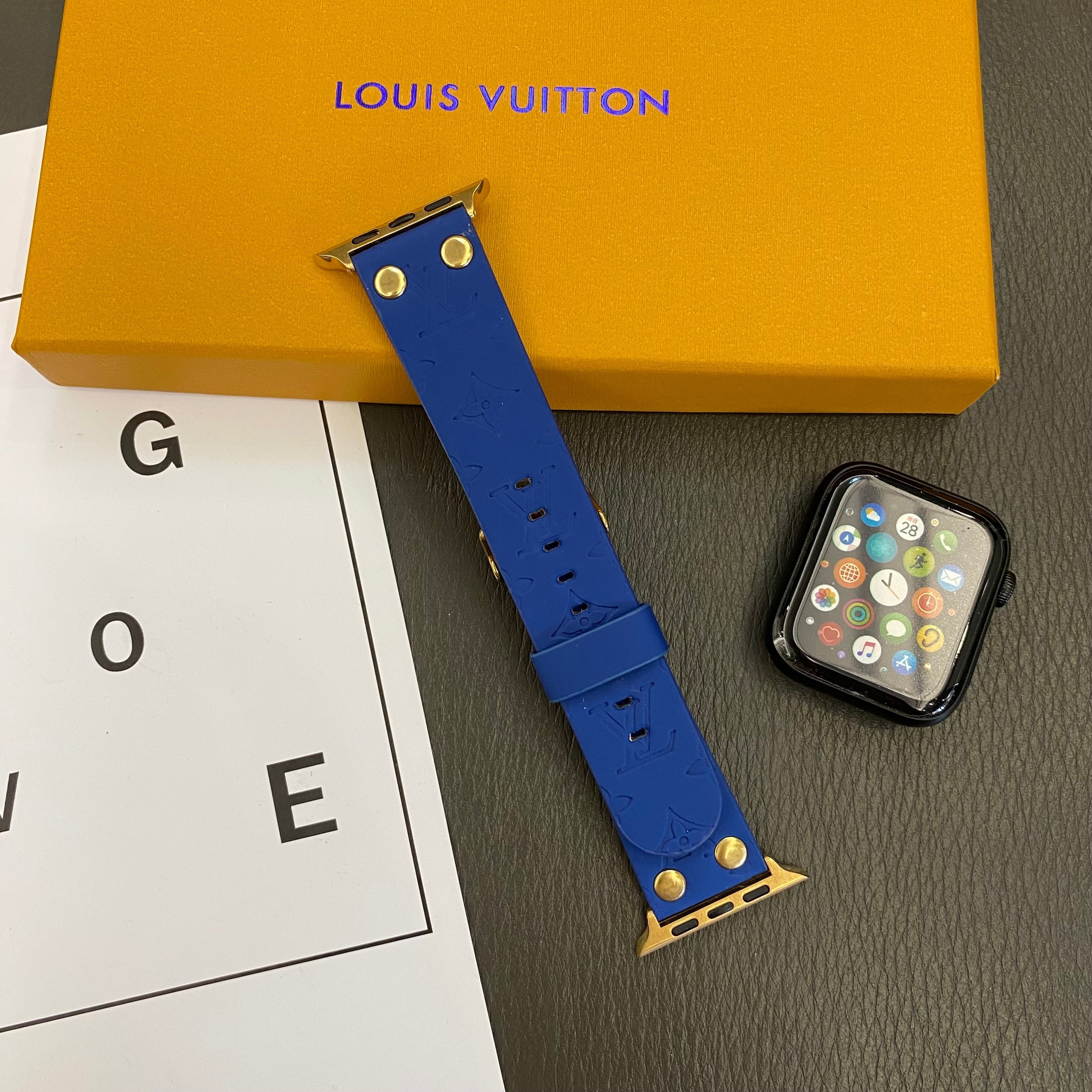 Pulsera de cambio Apple con decoración en remaches y monograma en relieve CORREAS DE RELOJ