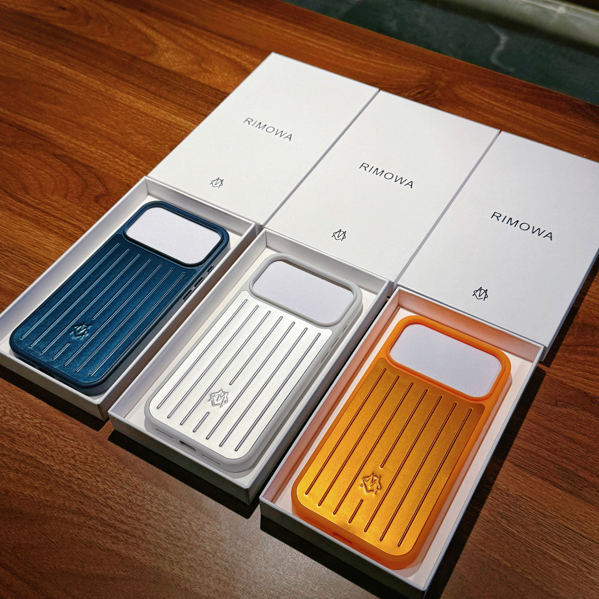 Etui na iPhone'a z prążkowanym metalicznym pancerzem – stylowa ochrona inspirowana podróżami