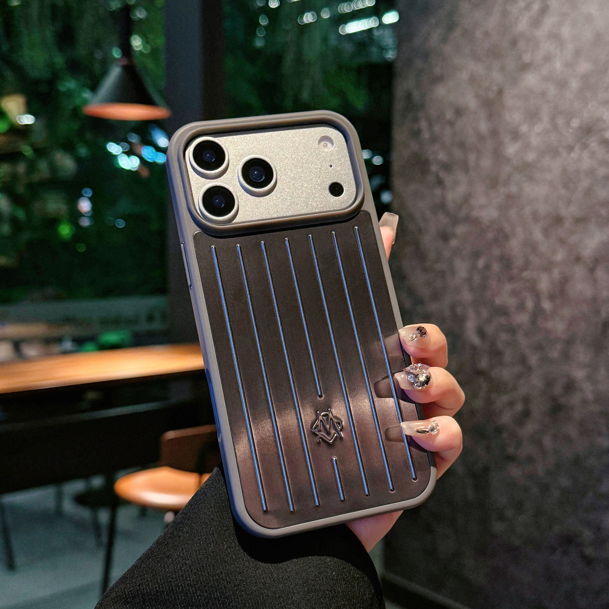 Husă pentru iPhone cu armură metalică cu nervuri – Protecție elegantă, inspirată de călătorii