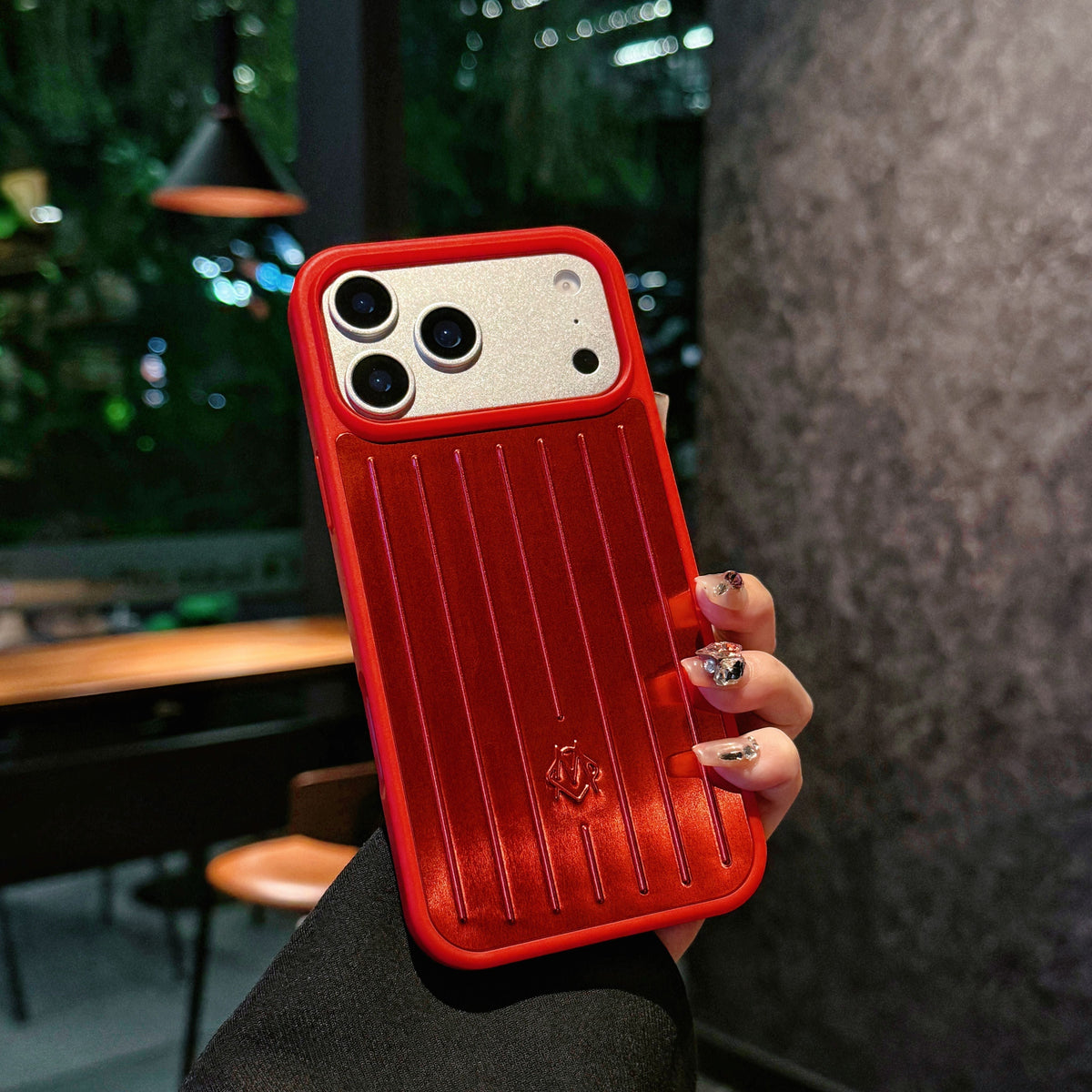Husă pentru iPhone cu armură metalică cu nervuri – Protecție elegantă, inspirată de călătorii