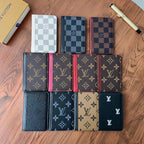 Elegantní kostkované & monogramové peněženky