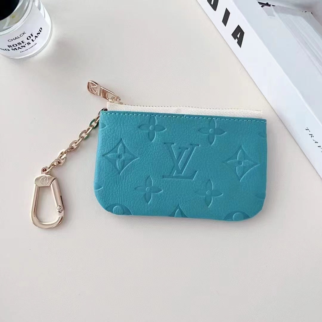Coleção colorida de bolsas para moedas em relevo inspirada em LV com clipe de corrente