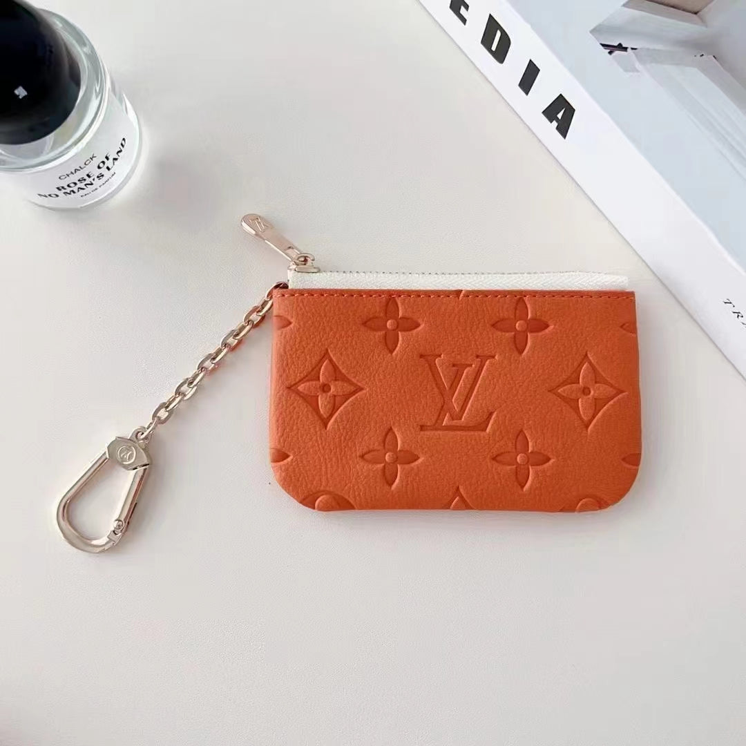 Coleção colorida de bolsas para moedas em relevo inspirada em LV com clipe de corrente