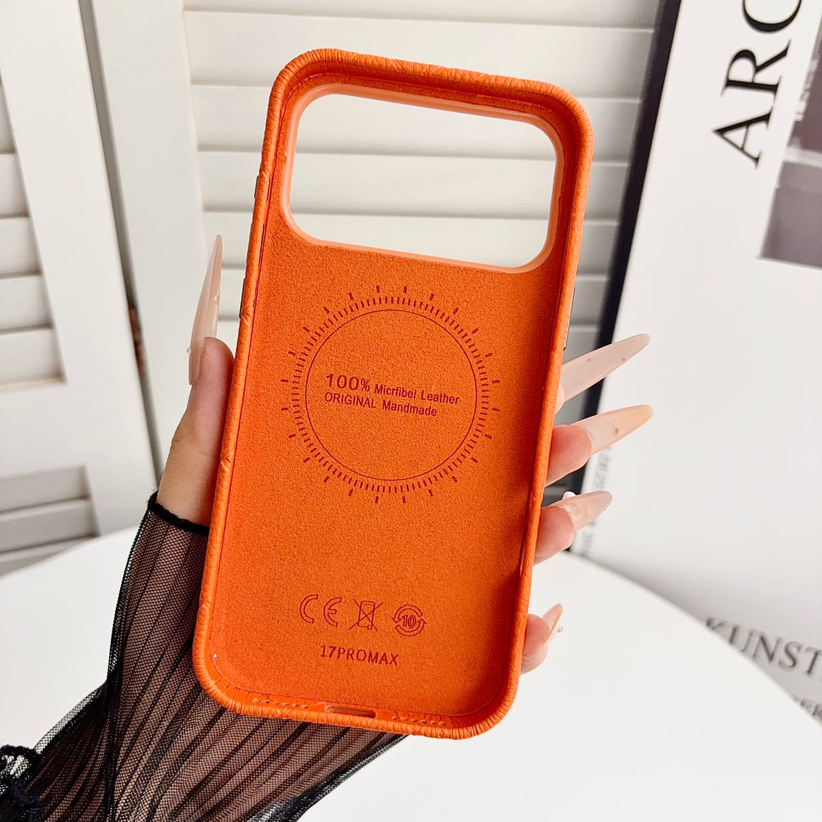 Strukturierte iPhone-Hülle zum Umhängen mit geflügeltem Pferdeanhänger