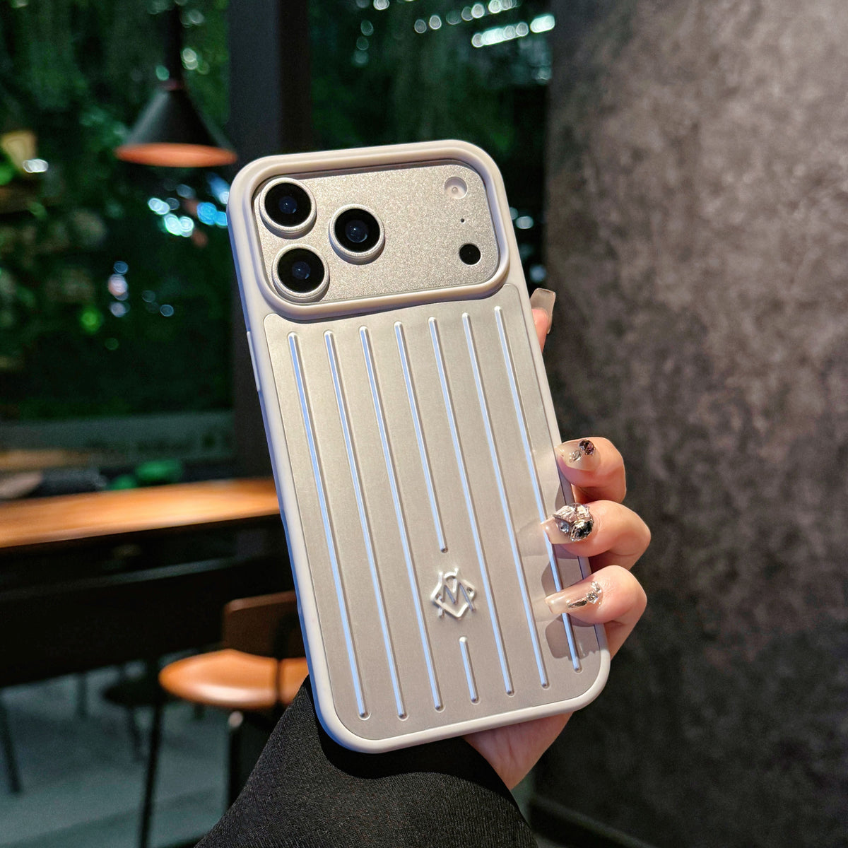 Husă pentru iPhone cu armură metalică cu nervuri – Protecție elegantă, inspirată de călătorii