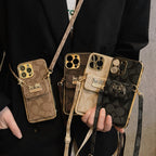 Klassische iPhone-Hülle mit Kartenetui und Lederkette