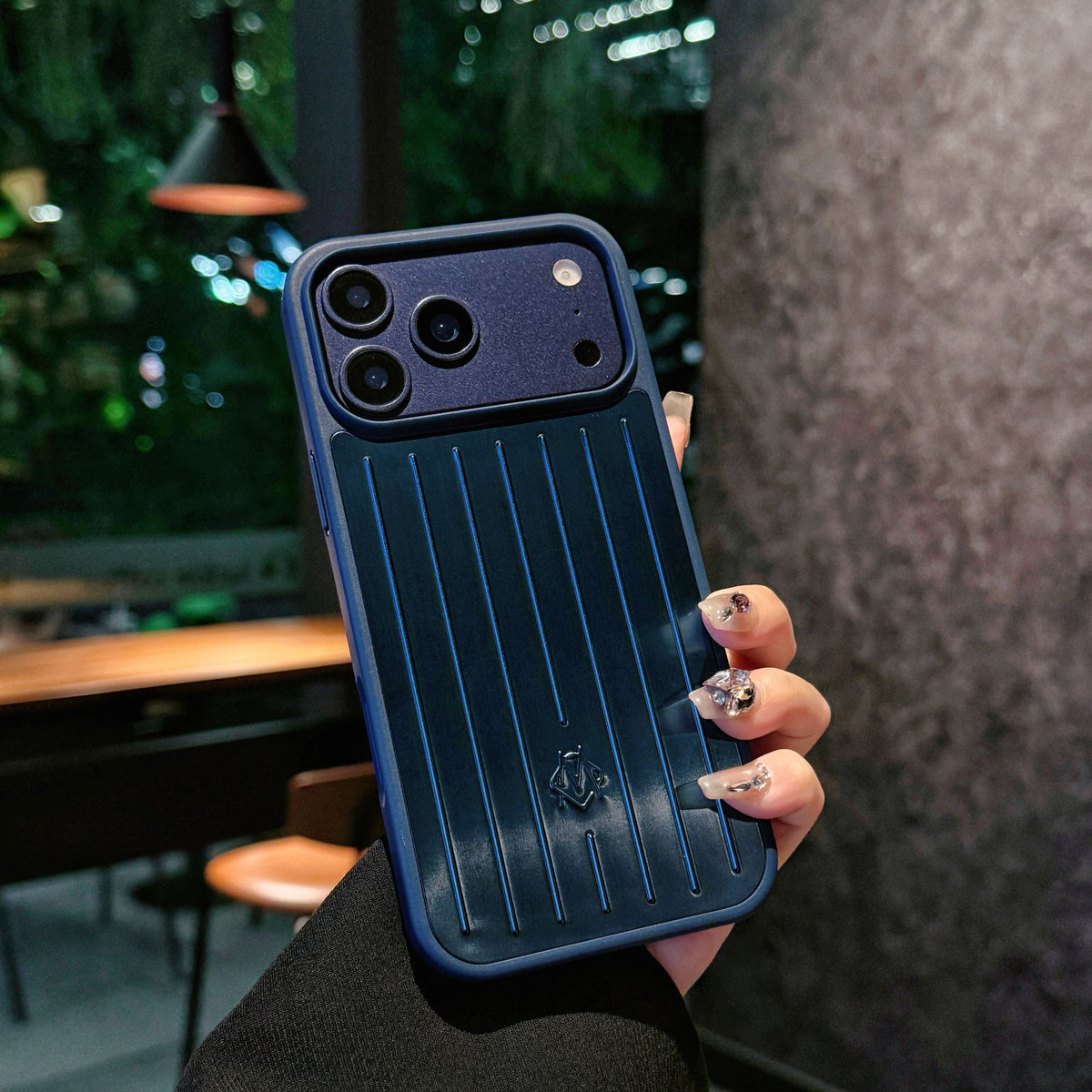 Husă pentru iPhone cu armură metalică cu nervuri – Protecție elegantă, inspirată de călătorii