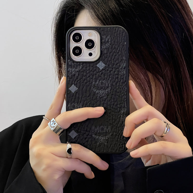 MCM iPhone-kotelo musta-MCK240603