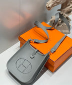 Crossbody taske med udskæring