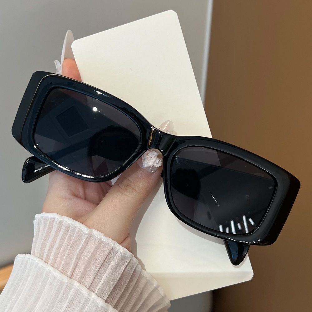 Luxury Retro Sunglasses with Gold Plaque
