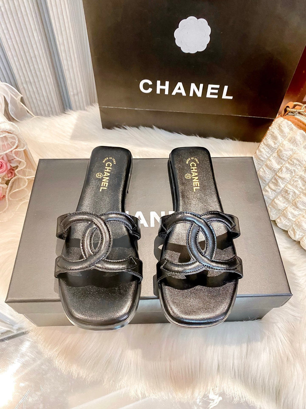 Premium light-luxury glossy flat slides