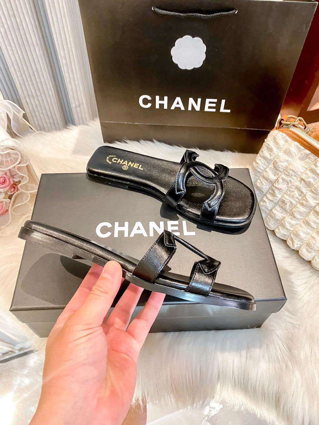 Premium light-luxury glossy flat slides