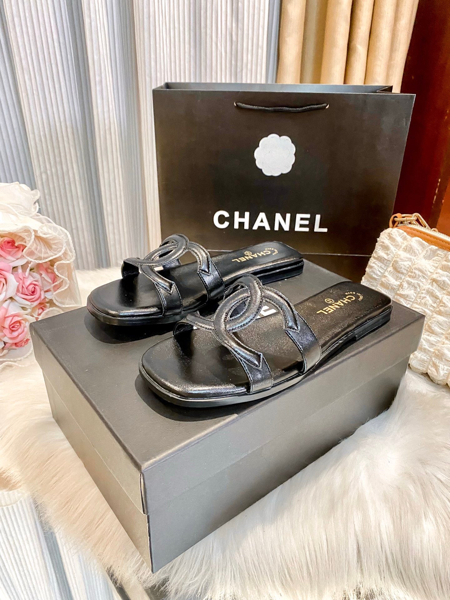 Premium light-luxury glossy flat slides