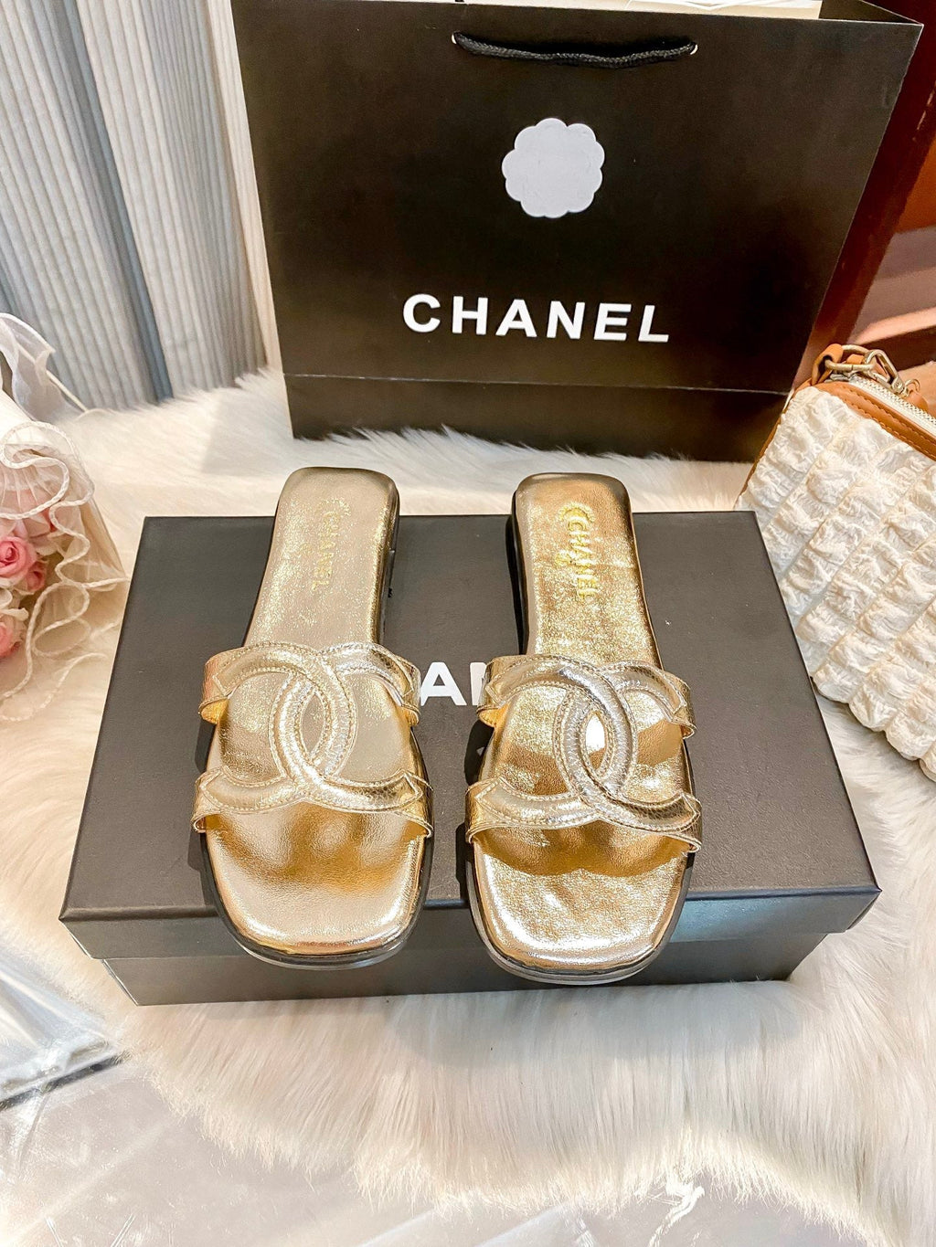 Premium light-luxury glossy flat slides