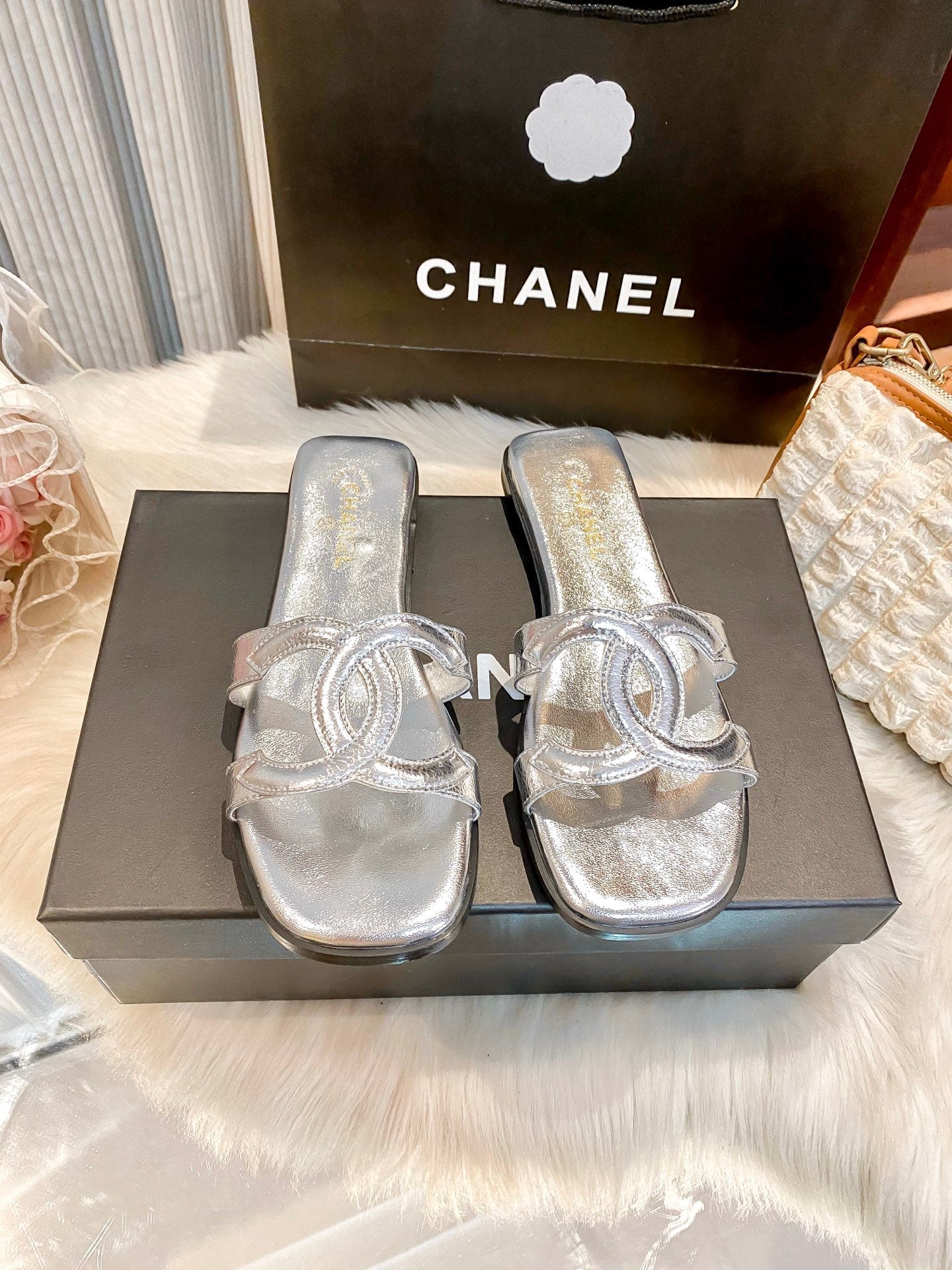 Premium light-luxury glossy flat slides
