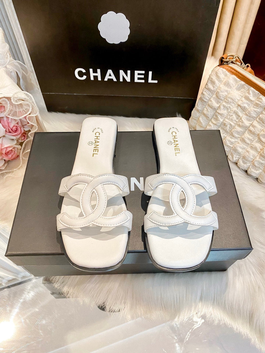 Premium light-luxury glossy flat slides