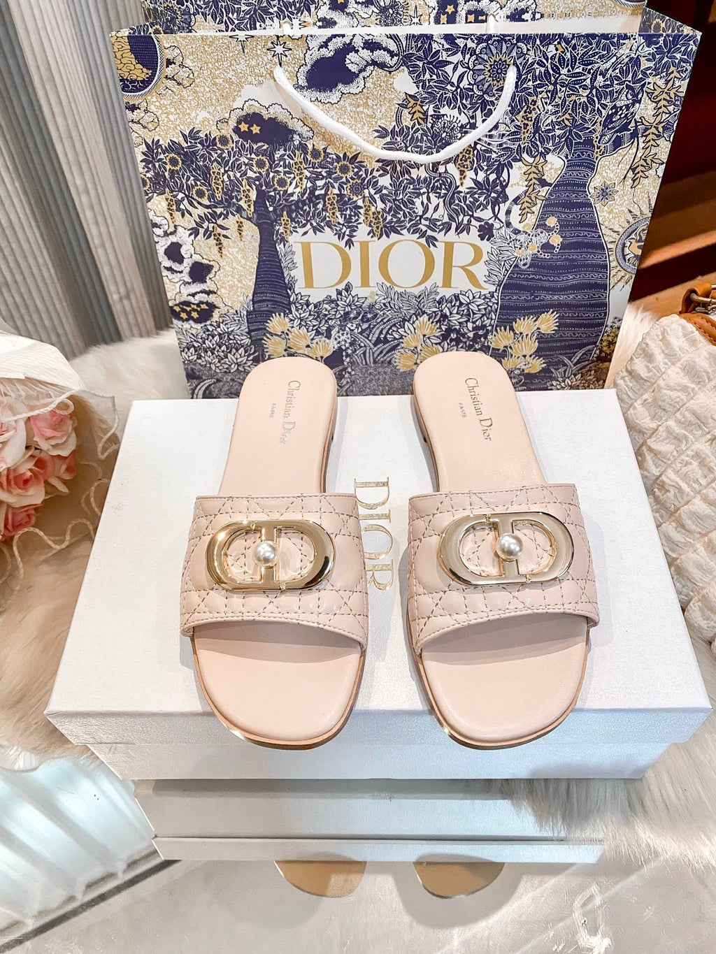 High-end diamond-quilted single-strap flat slides with pearl rings