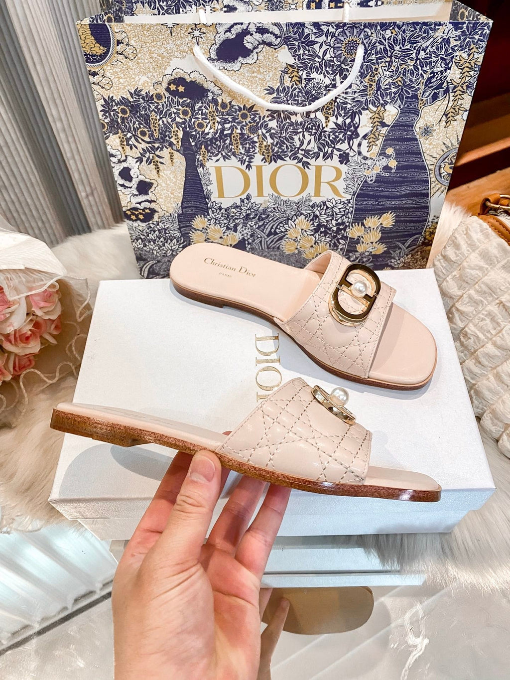 High-end diamond-quilted single-strap flat slides with pearl rings