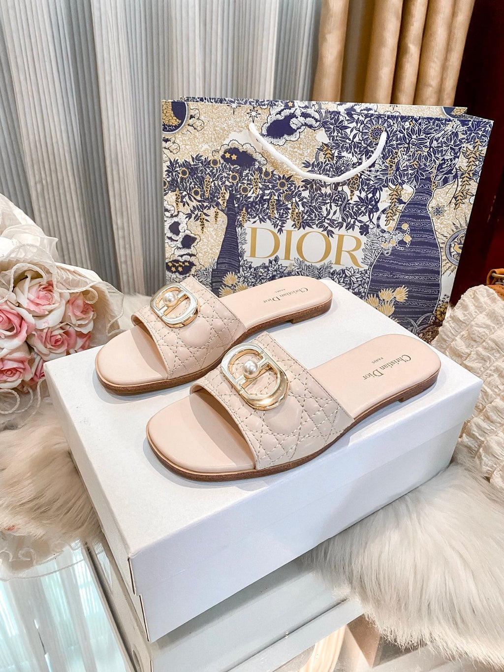 High-end diamond-quilted single-strap flat slides with pearl rings