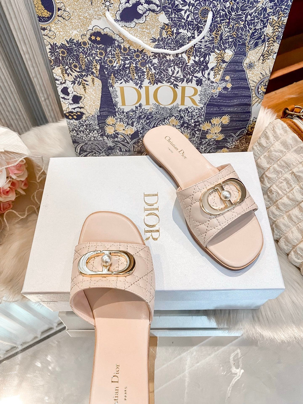 High-end diamond-quilted single-strap flat slides with pearl rings