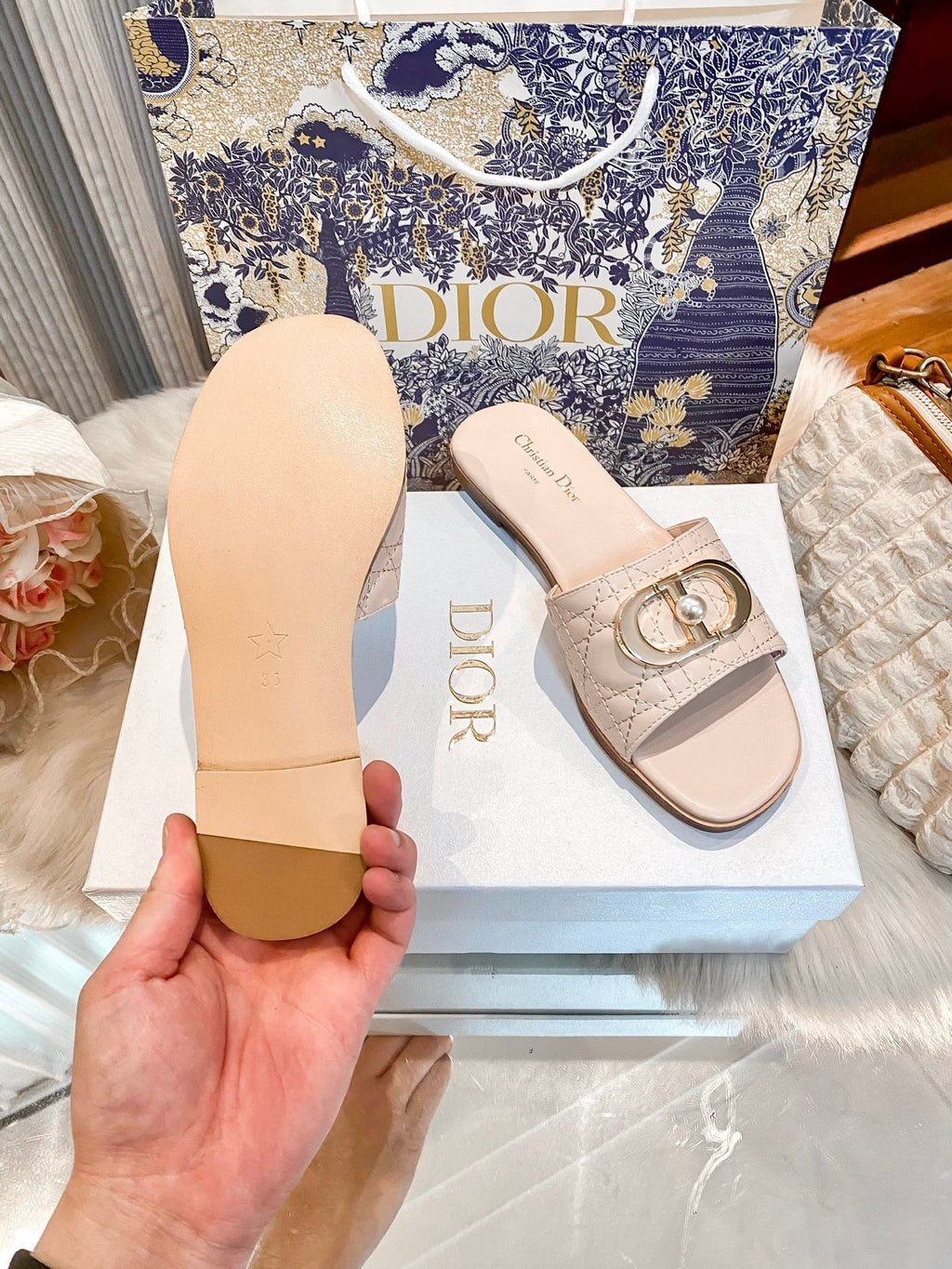 High-end diamond-quilted single-strap flat slides with pearl rings