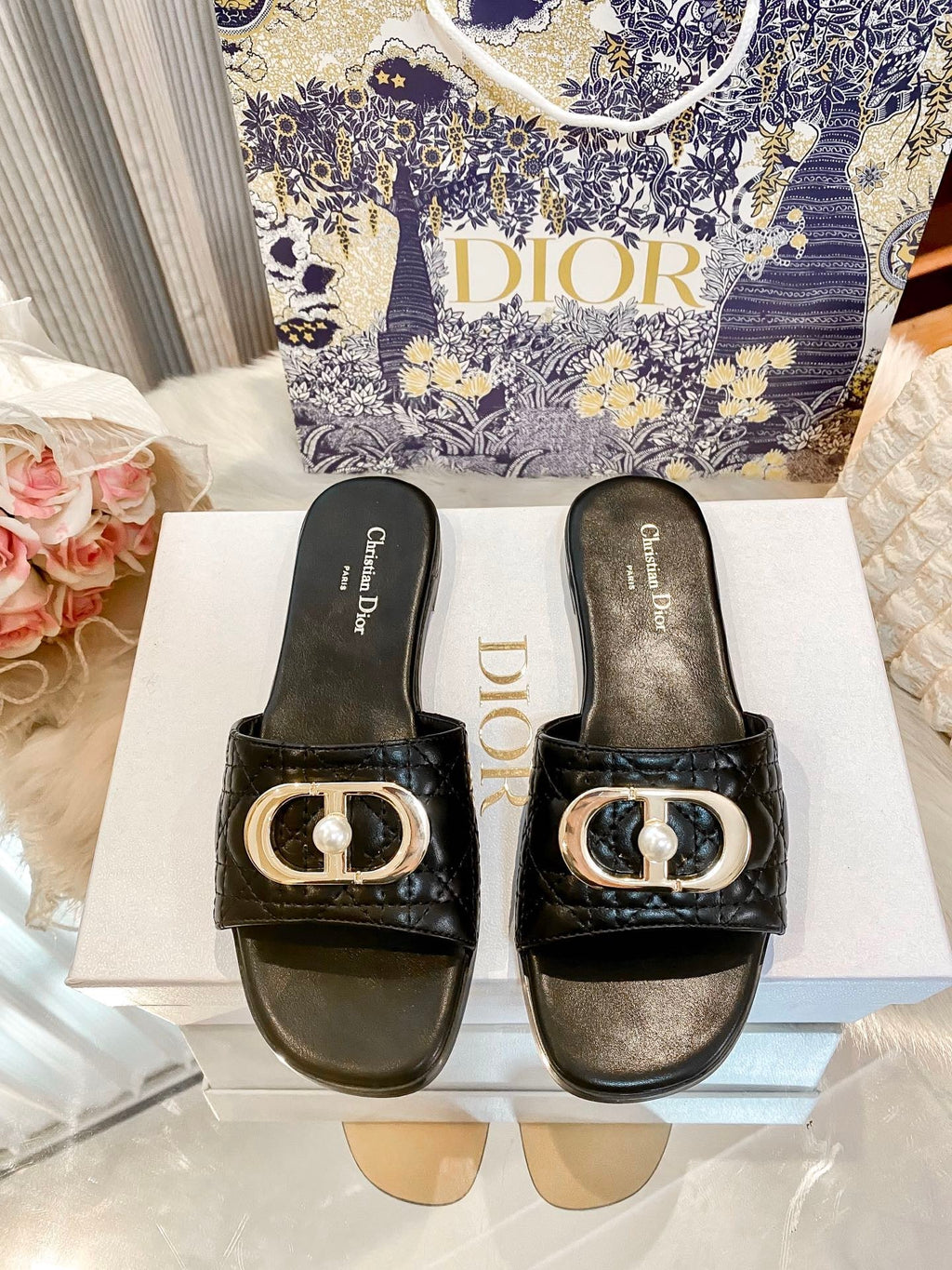 High-end diamond-quilted single-strap flat slides with pearl rings
