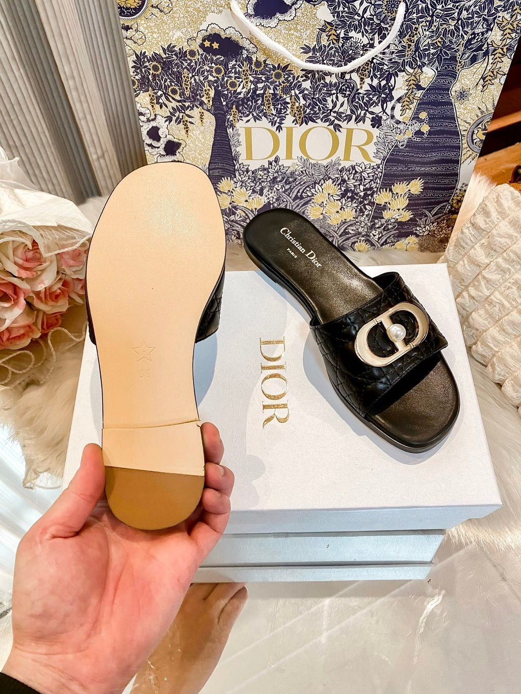 High-end diamond-quilted single-strap flat slides with pearl rings