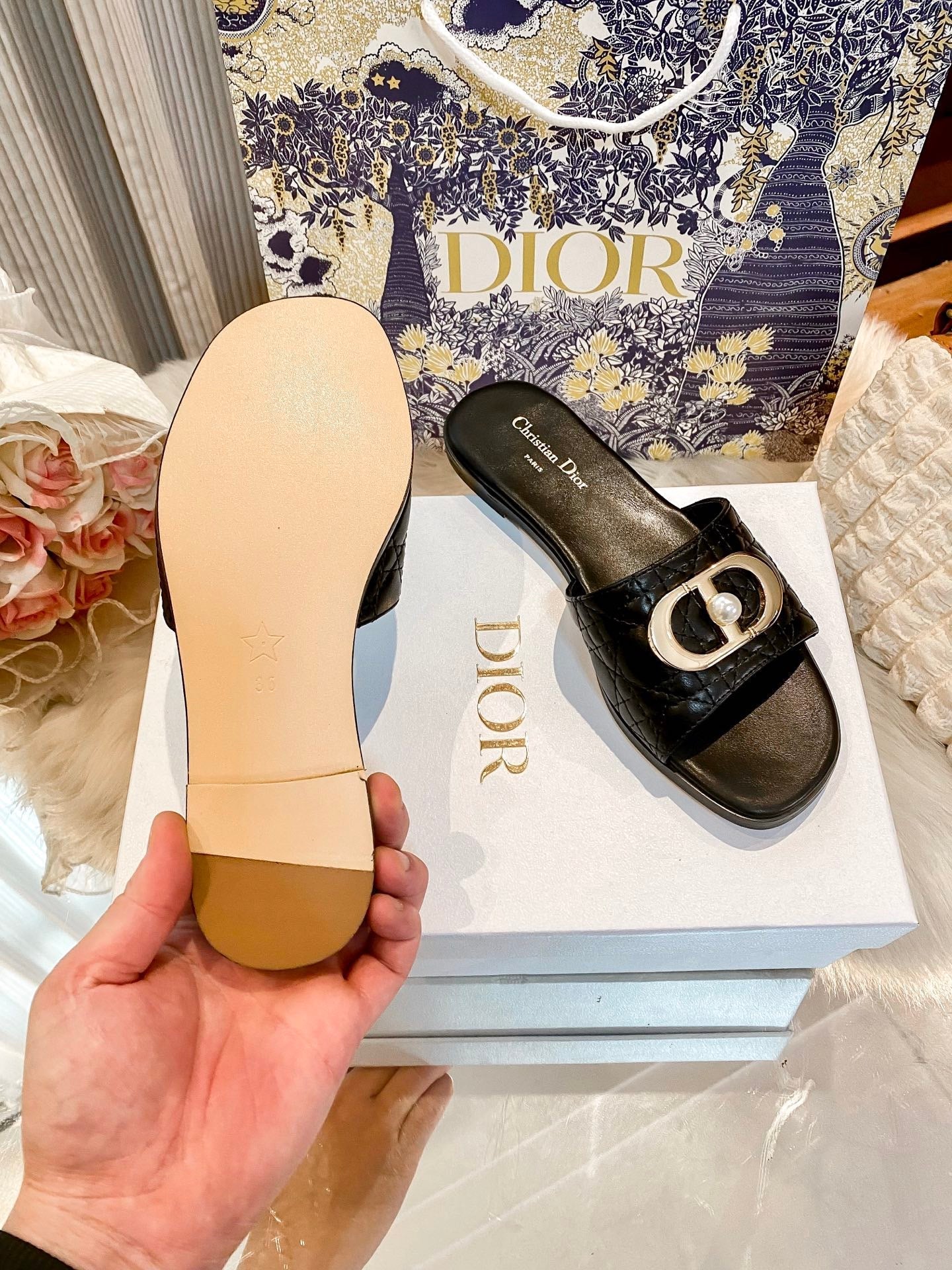 High-end diamond-quilted single-strap flat slides with pearl rings