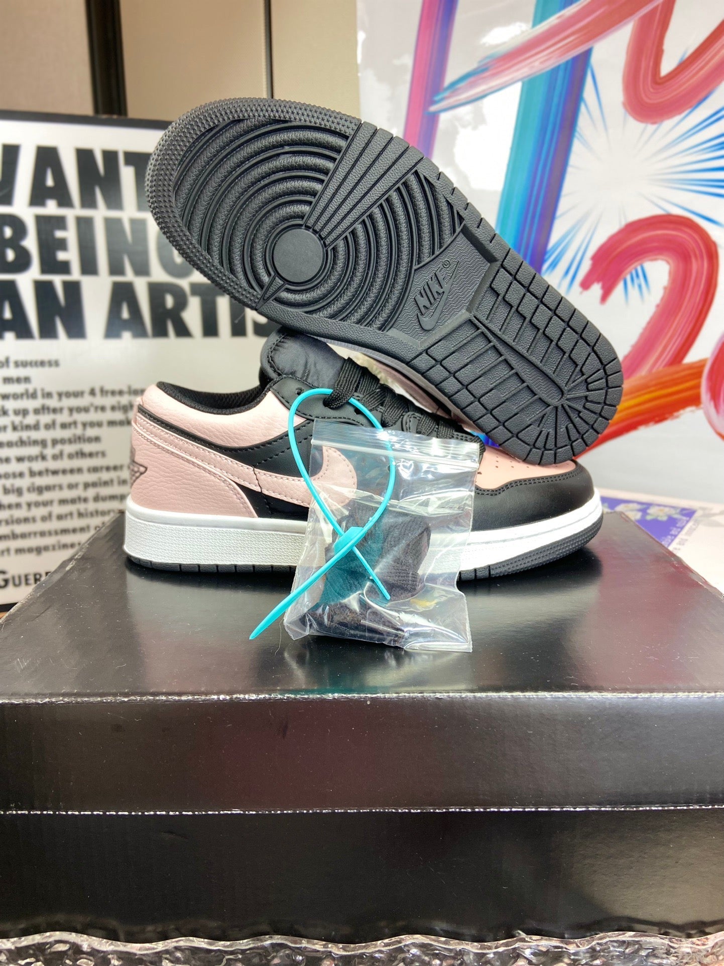 Black and pink color-block low-top casual sneakers
