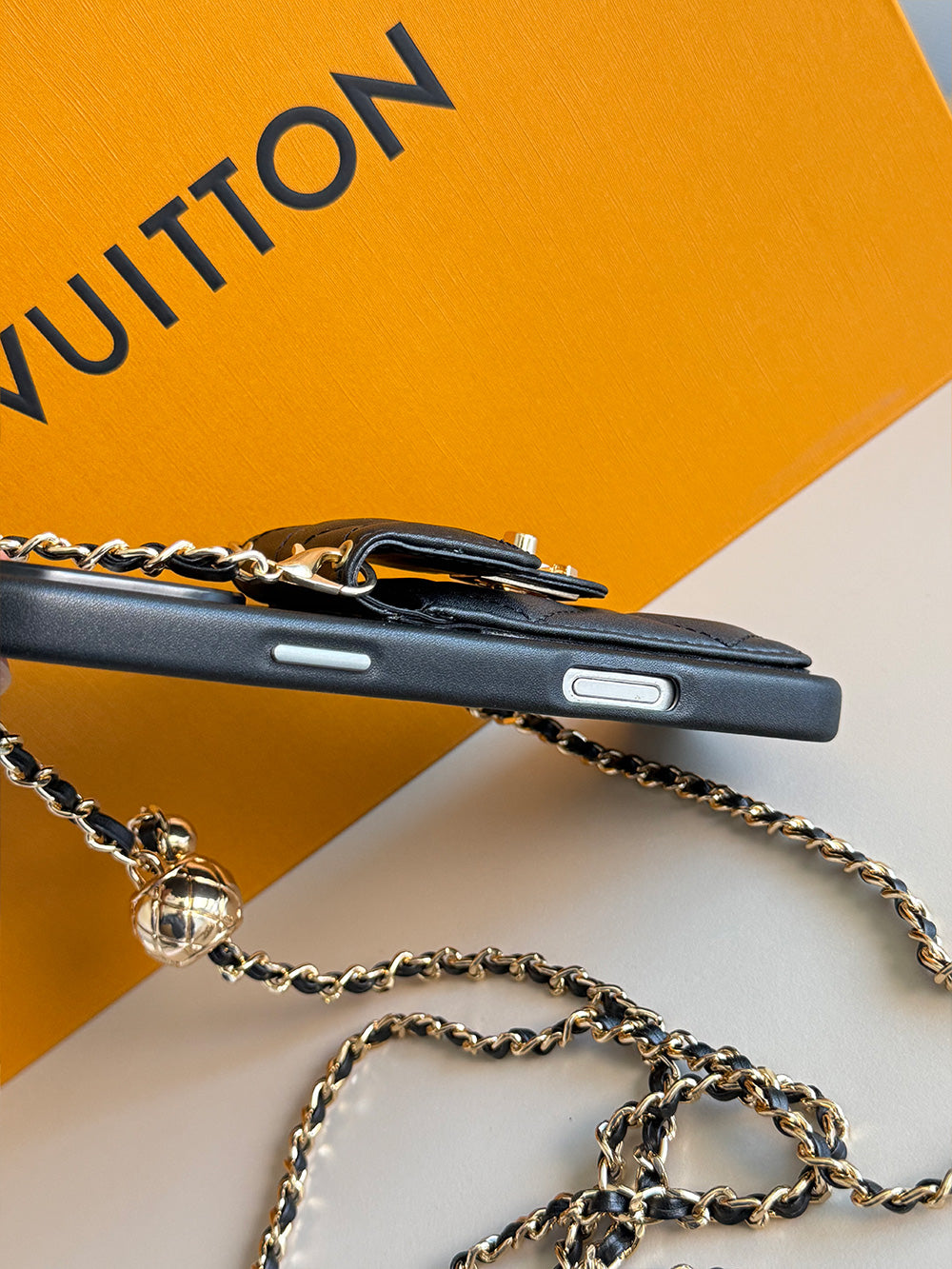 Prošívané pouzdro na iPhone Mini Bag s řetízkovým popruhem