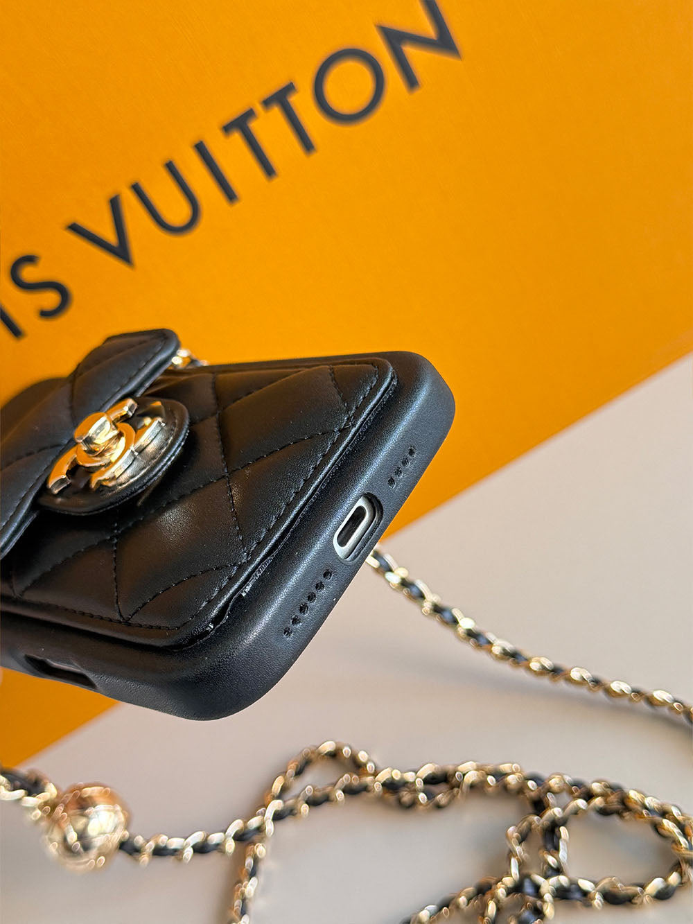 Prošívané pouzdro na iPhone Mini Bag s řetízkovým popruhem