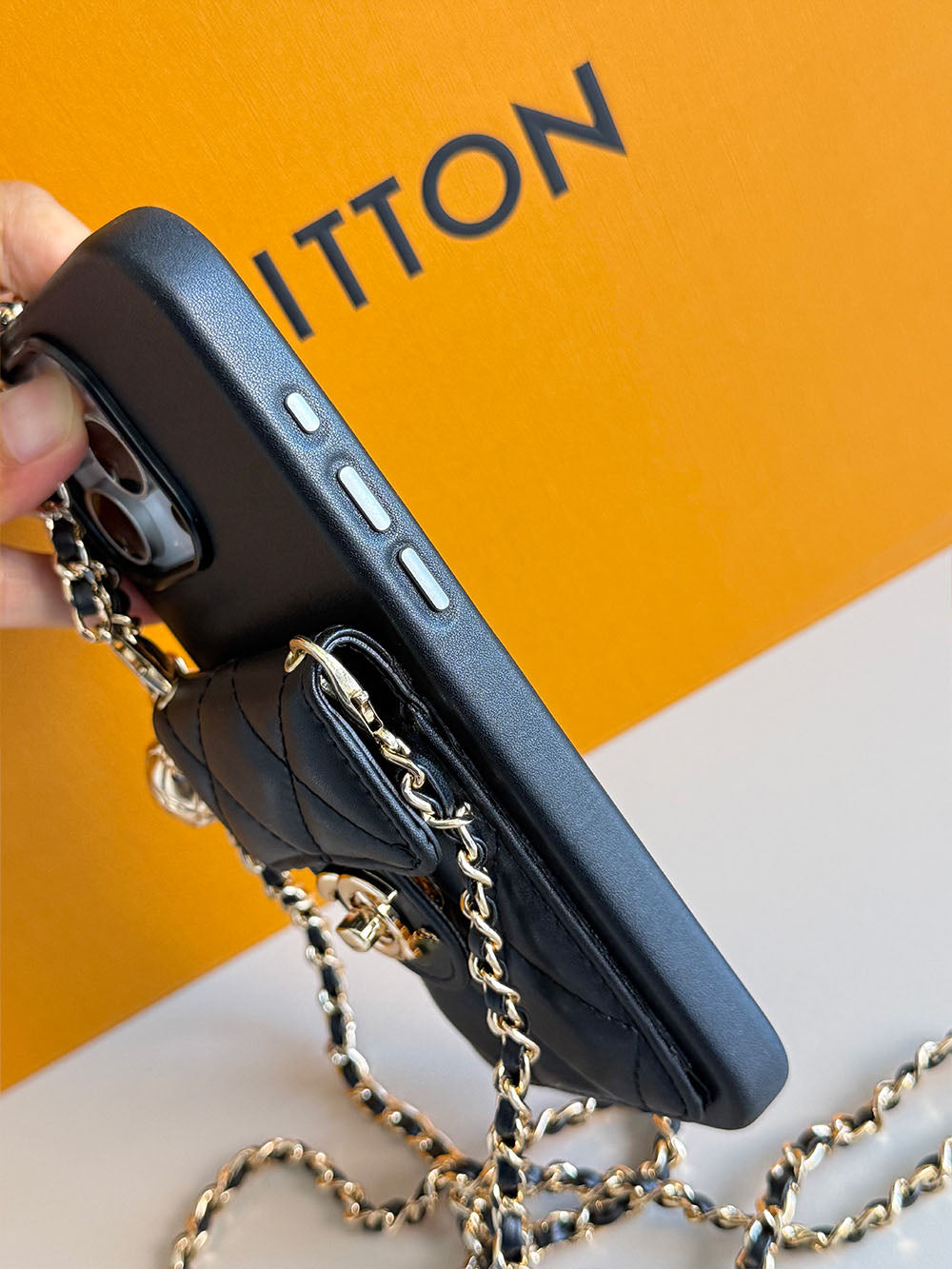 Prošívané pouzdro na iPhone Mini Bag s řetízkovým popruhem