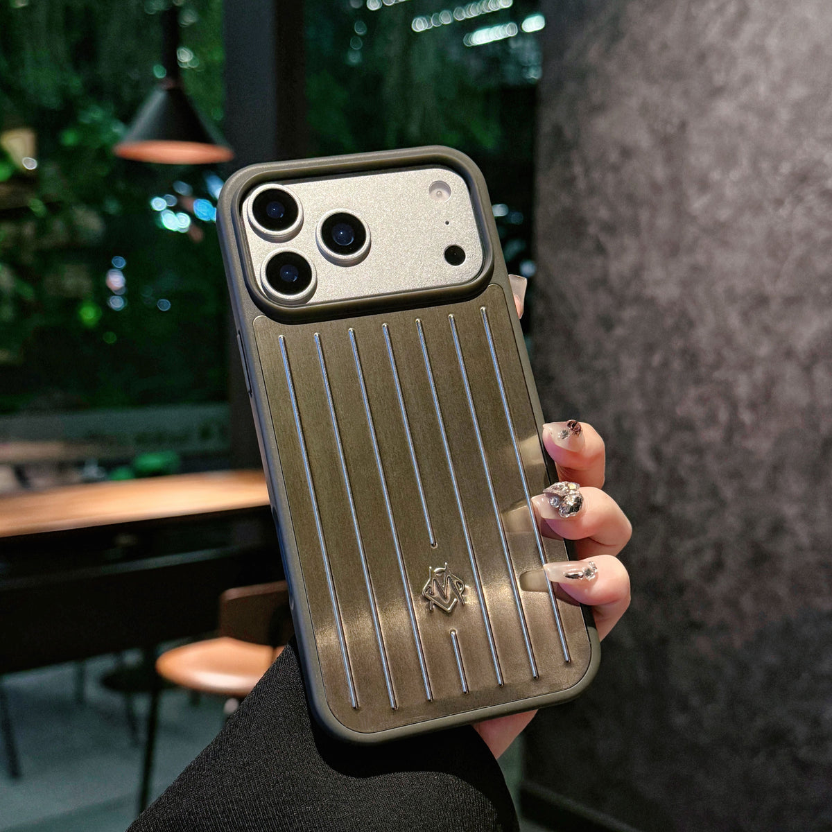 Husă pentru iPhone cu armură metalică cu nervuri – Protecție elegantă, inspirată de călătorii