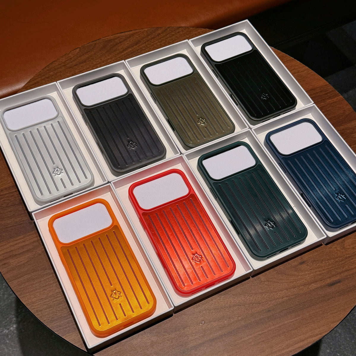 Etui na iPhone'a z prążkowanym metalicznym pancerzem – stylowa ochrona inspirowana podróżami