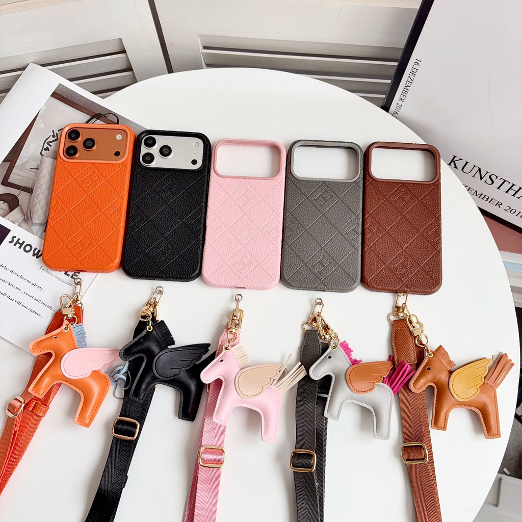Θήκη iPhone με ανάγλυφη χιαστί με φτερωτό γούρι αλόγου