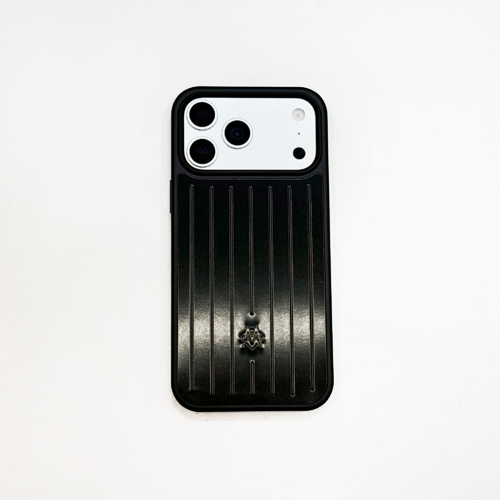 Etui na iPhone'a z prążkowanym metalicznym pancerzem – stylowa ochrona inspirowana podróżami