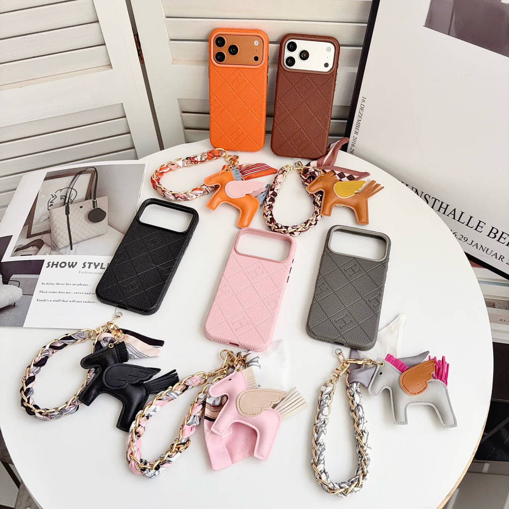 Θήκη iPhone με ανάγλυφη χιαστί με φτερωτό γούρι αλόγου