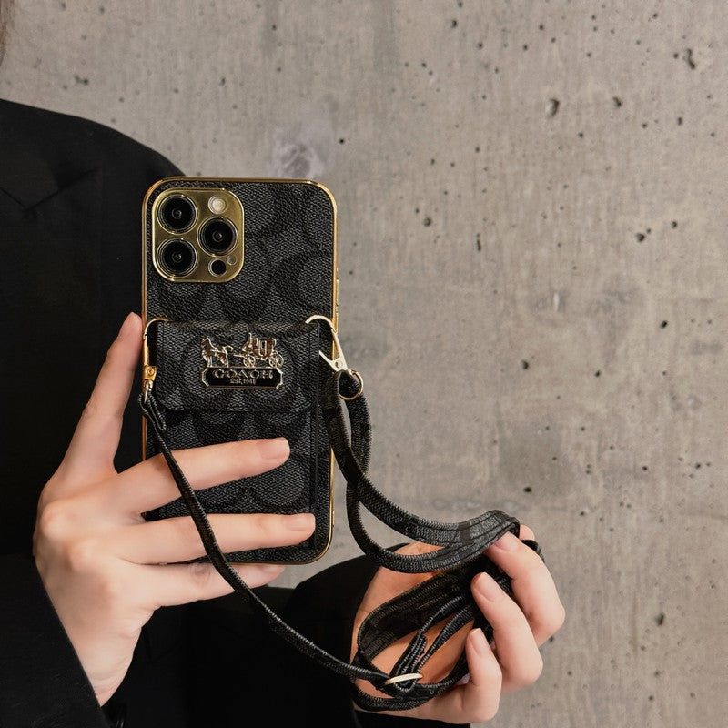 Klassische iPhone-Hülle mit Kartenetui und Lederkette