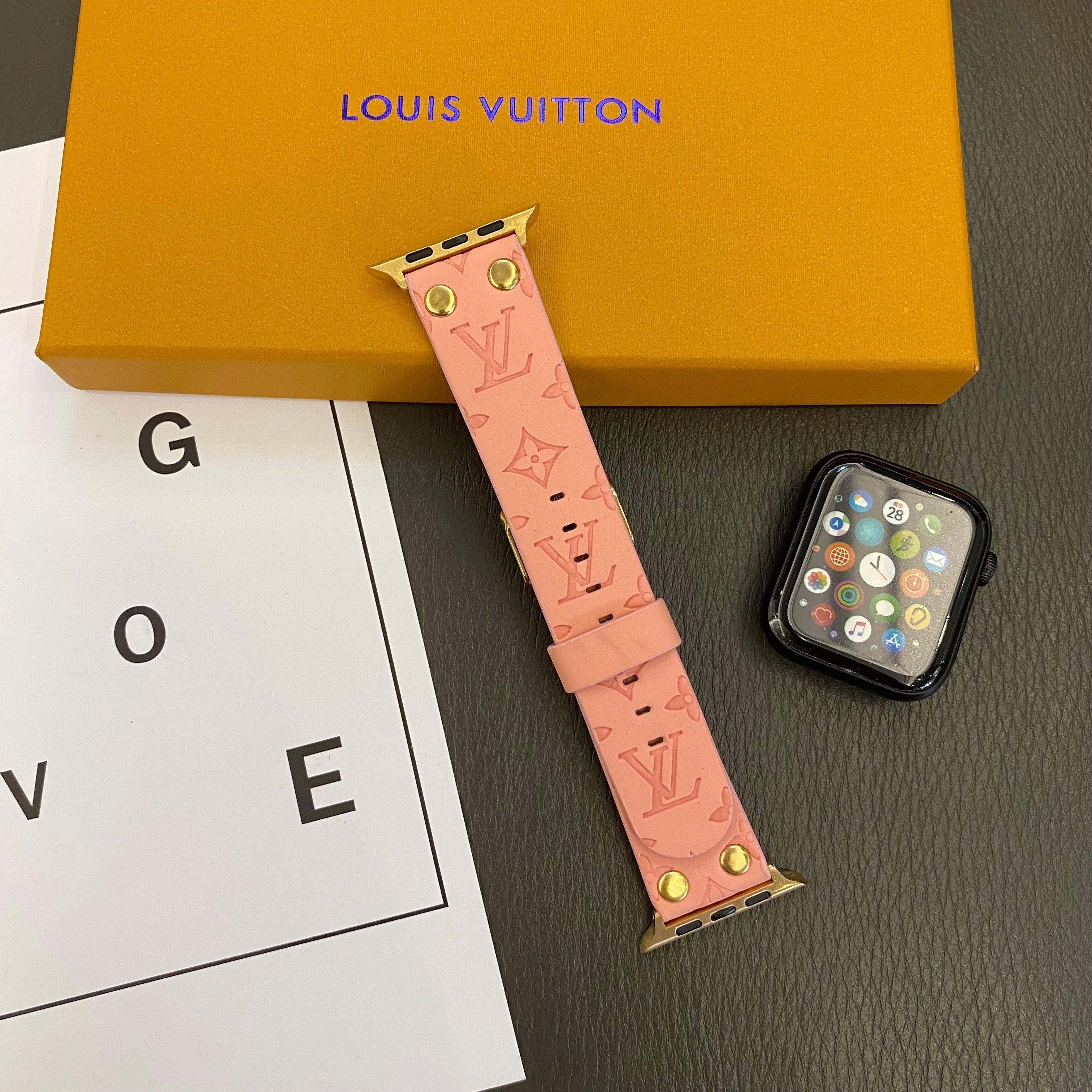 Pulsera de cambio Apple con decoración en remaches y monograma en relieve CORREAS DE RELOJ