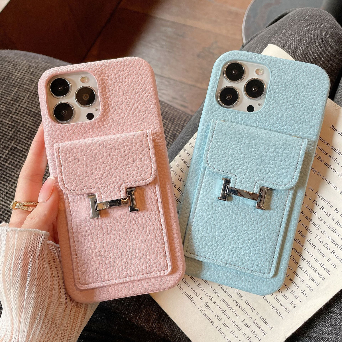 Skórzane etui na iPhone'a z uchwytem na kartę H