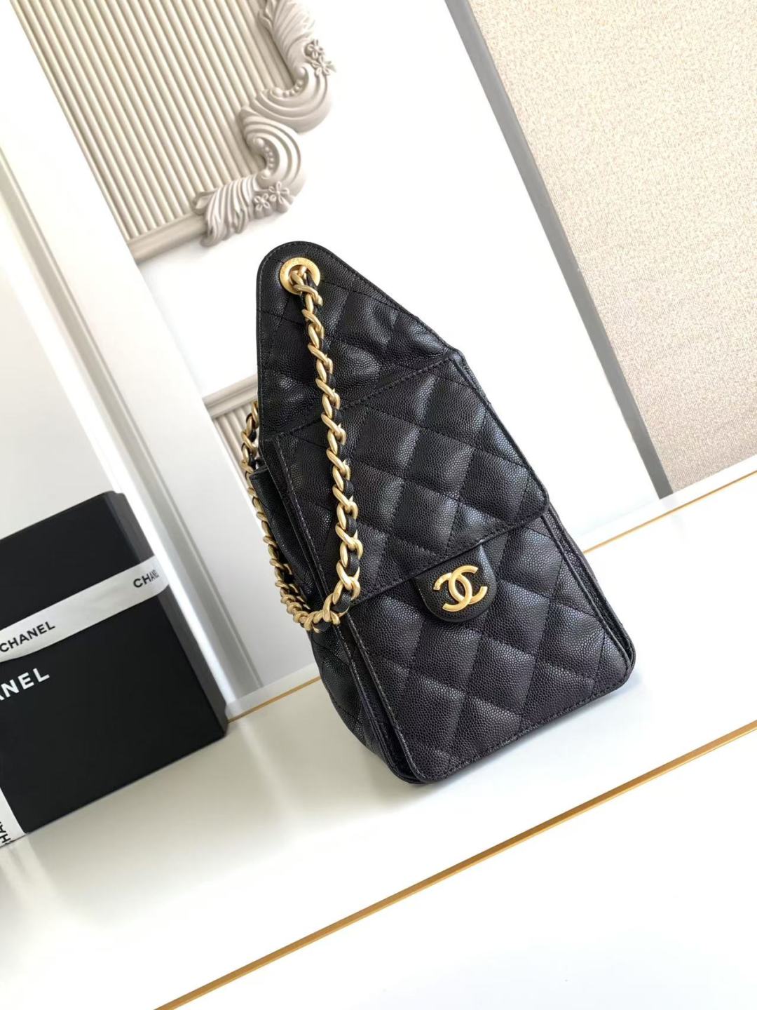 25 Small Handbag Grained Calfskin & Gold-Tone Metal Bag