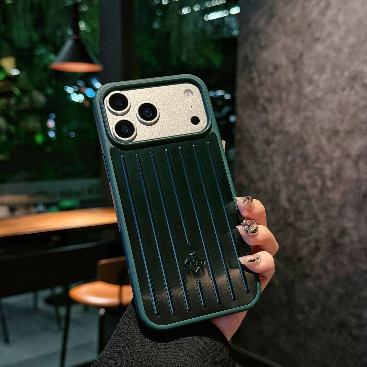 Husă pentru iPhone cu armură metalică cu nervuri – Protecție elegantă, inspirată de călătorii