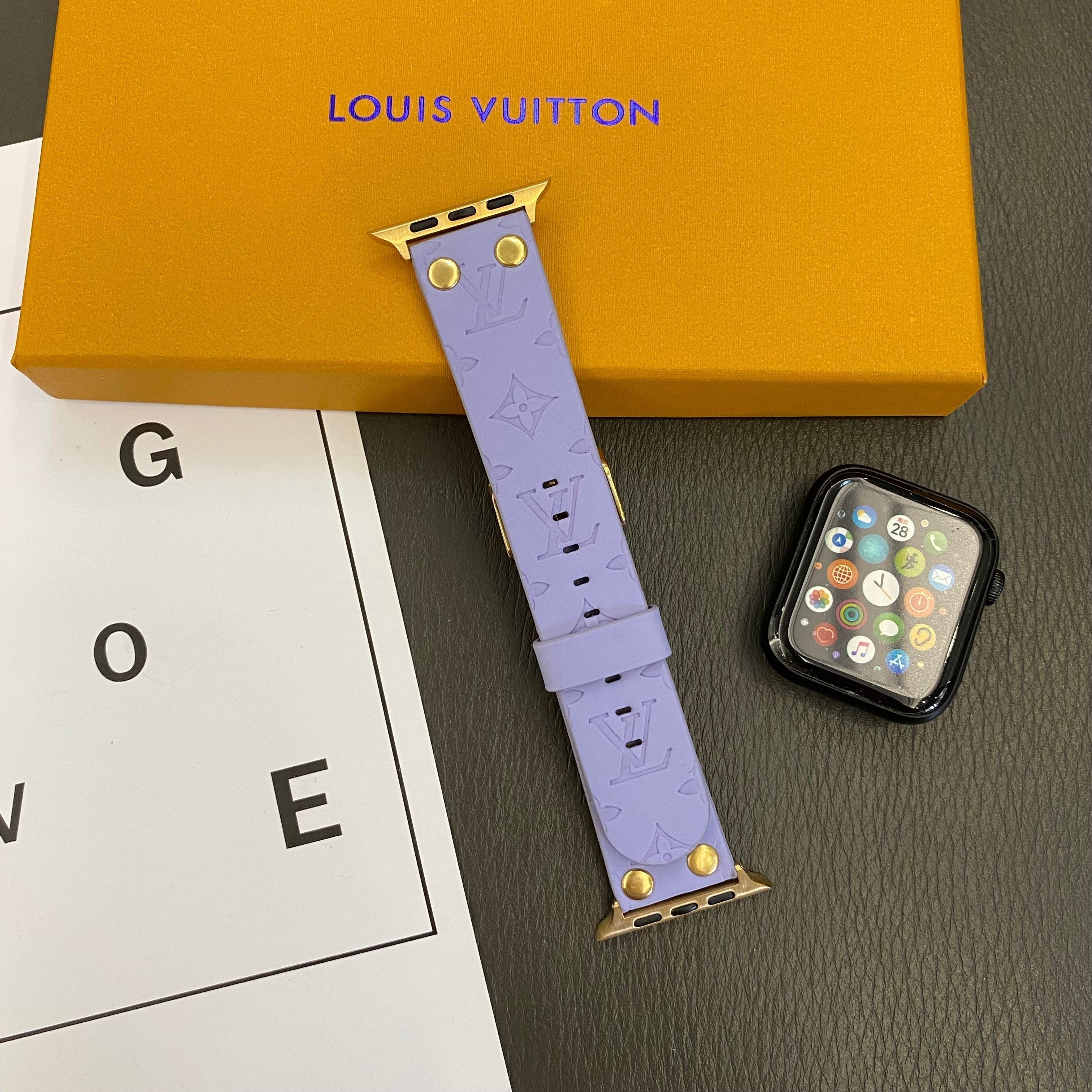 Pulsera de cambio Apple con decoración en remaches y monograma en relieve CORREAS DE RELOJ