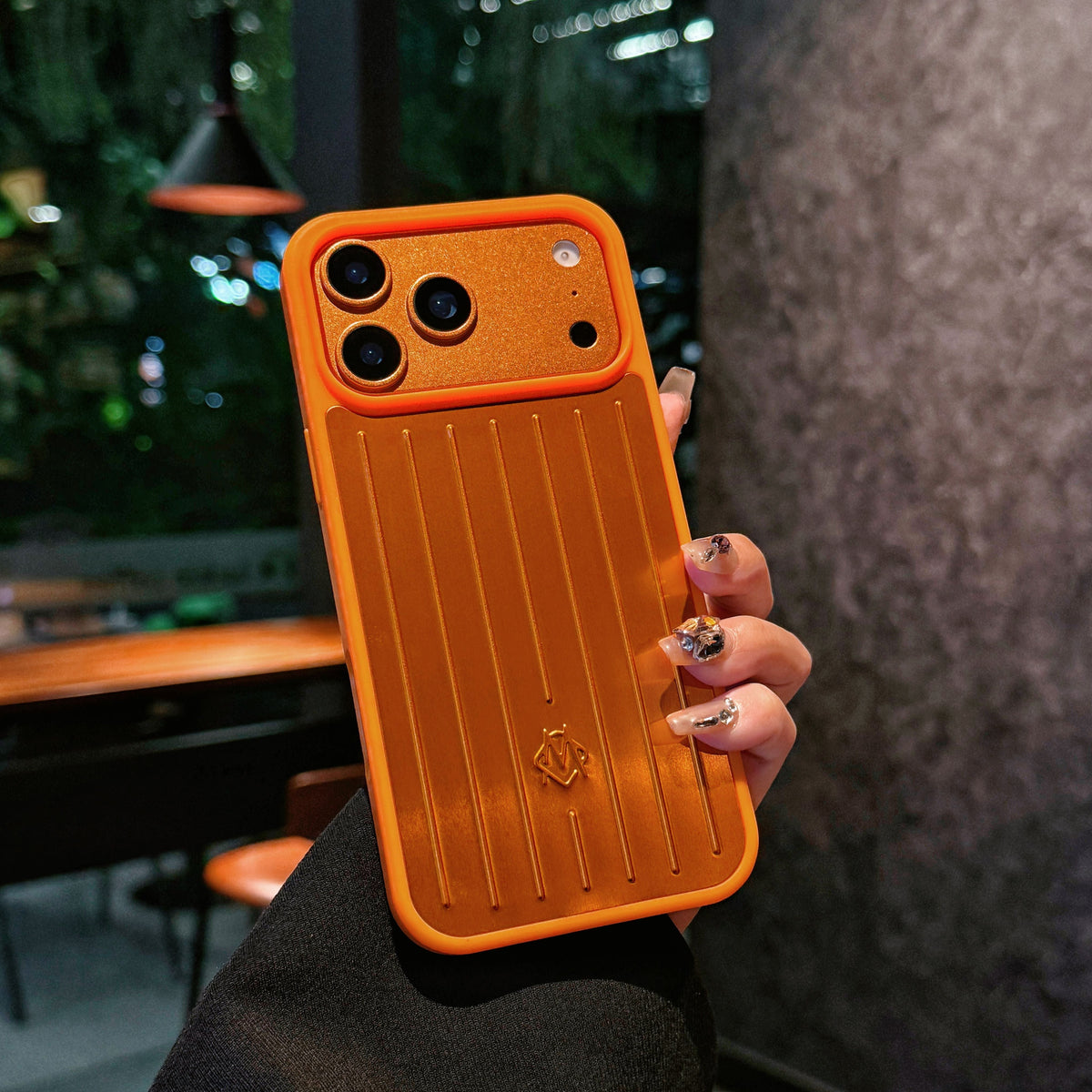 Husă pentru iPhone cu armură metalică cu nervuri – Protecție elegantă, inspirată de călătorii