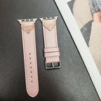 Curea Apple Watch din piele cu etichetă cu monogramă dublu triunghi