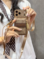 Custodia per iPhone con motivo vintage firmato | Portacarte & Tracolla