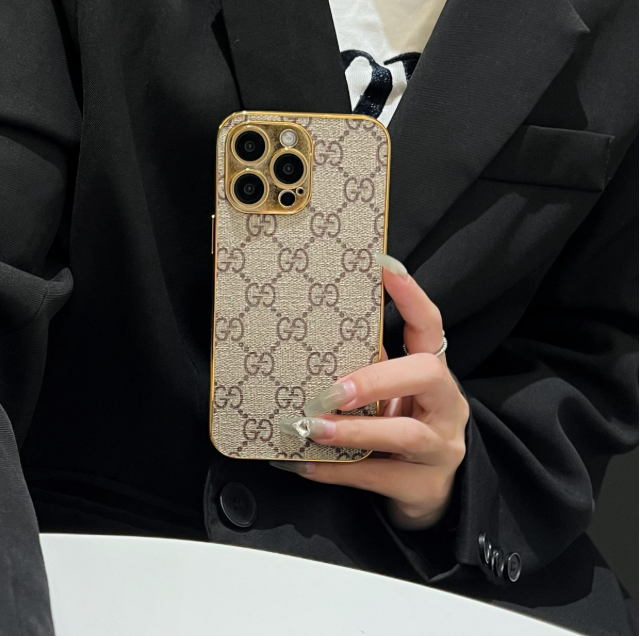 Luksusowe, klasyczne etui na iPhone'a z monogramem i galwanizowanymi złotymi krawędziami