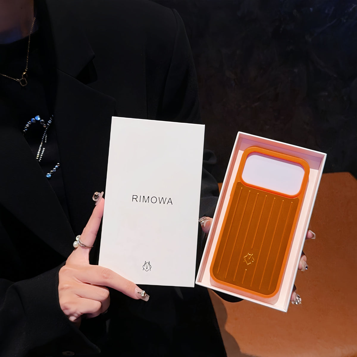 Husă pentru iPhone cu armură metalică cu nervuri – Protecție elegantă, inspirată de călătorii