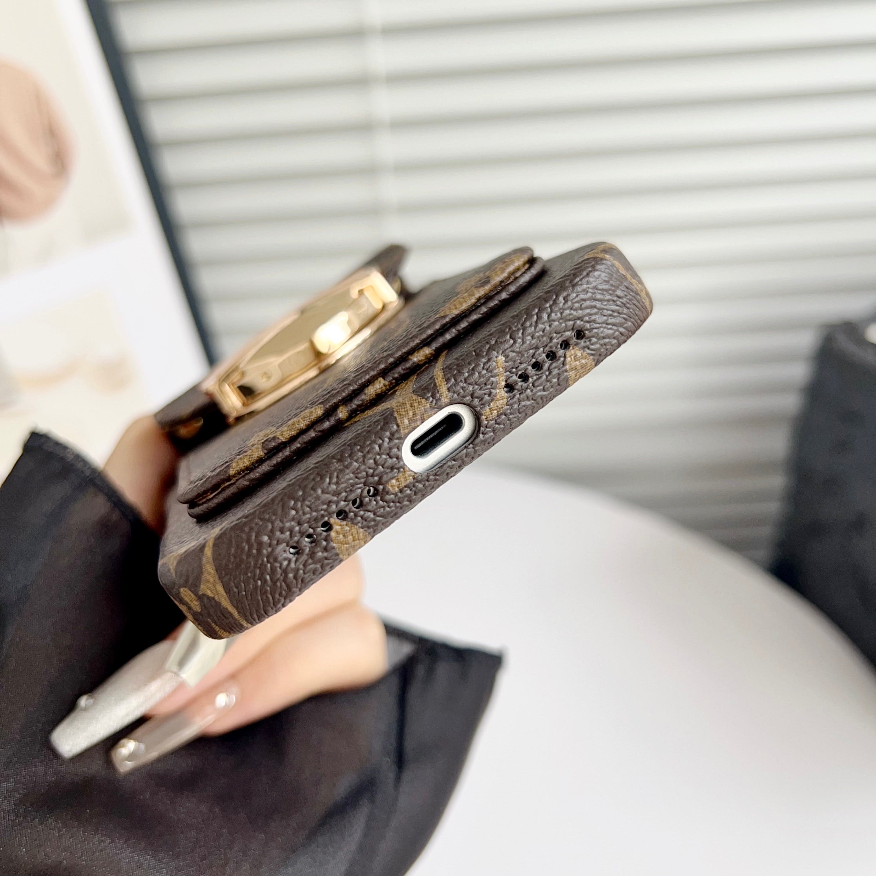 Luksusowe etui Crossbody na iPhone'a z kieszenią na kartę & Odpinany pasek